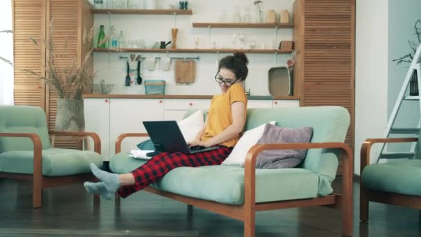 Glimlachende vrouwen op laptop, thuisblijven tijdens de quarantaine. Het concept van afstandsonderwijs. — Stockvideo