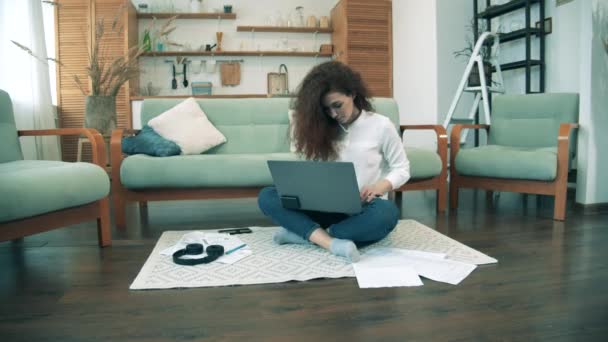 Trabajadora escribe en laptop durante cuarentena, bloqueo covid-19. Concepto de trabajo remoto . — Vídeos de Stock