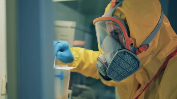 Il lavoratore di laboratorio sta testando la sostanza liquida — Video Stock