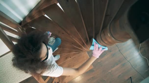 Ein Mädchen putzt Treppen mit Desinfektionsmittel, um die Ausbreitung des Coronavirus zu verhindern. — Stockvideo