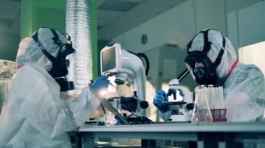 Araştırmacılar COVID-19 salgını sırasında laboratuvardaki sondaları test ediyorlar..
