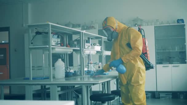 Especialista em desinfecção está limpando a mesa no laboratório — Vídeo de Stock