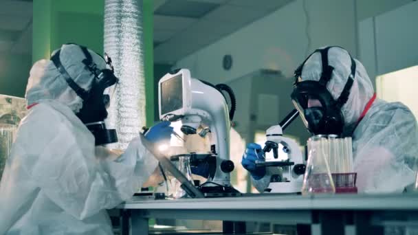 I ricercatori stanno testando le sonde in laboratorio durante la pandemia del COVID-19 . — Video Stock