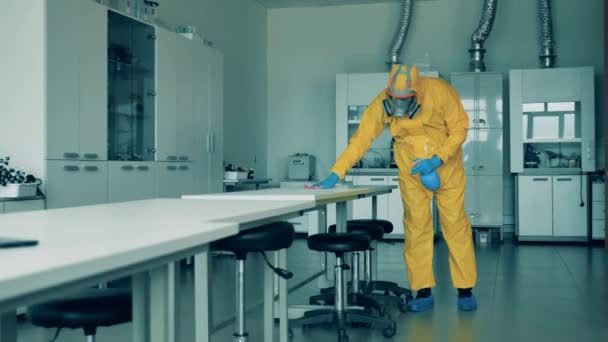 Sanitair personeel is het schoonmaken van tafel oppervlak in het quantorium — Stockvideo