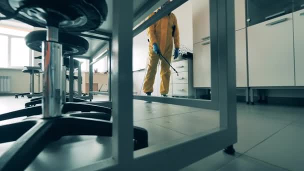 Temizlik işçisi bir sınıfı dezenfekte ediyor. — Stok video