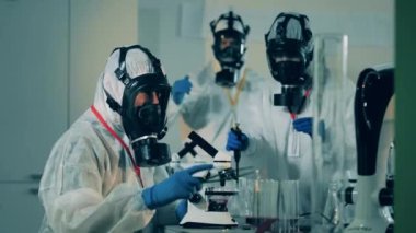 COVID-19 laboratuarı, koronavirüs antikorları araştırma konsepti. Laboratuvardaki araştırmacılar testler yapıyorlar.