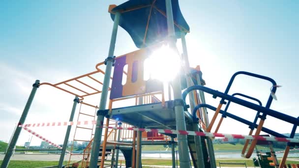 Kinderspielplatz mit Warnband geschlossen — Stockvideo