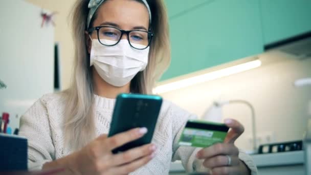 Woman shops online while staying home during pandemic. — Stock Video