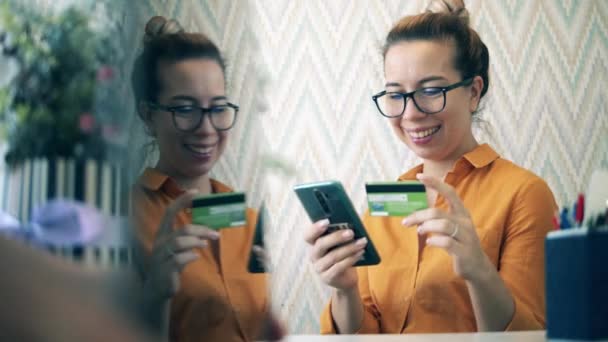 One girl types credit card info while shopping from home. — Stock video