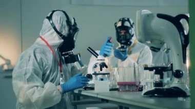 Kimya çalışanları laboratuvar biriminde testler yapıyorlar.