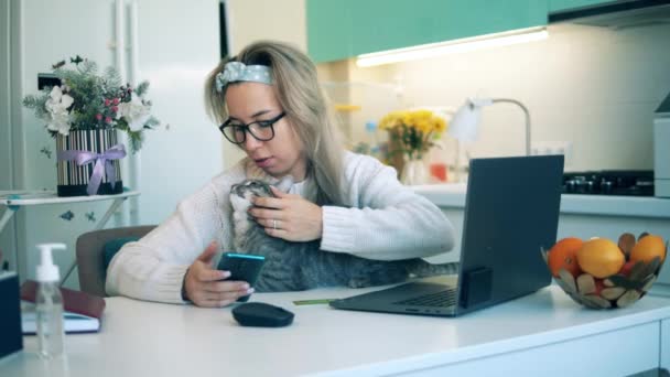 Žena zůstává doma během karantény se svou kočkou, obchody online. — Stock video