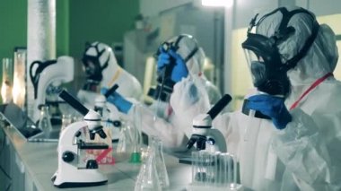 Bilim adamları COVID-19, koronavirüs antikor araştırmaları sırasında mikroskop kullanıyorlar..