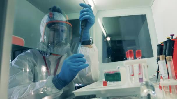 Trabajador de laboratorio está investigando sobre una sonda biológica — Vídeos de Stock