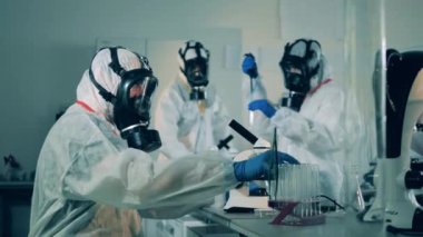 Bir grup bilim adamı laboratuvarda araştırma yapıyor. COVID-19 Laboratuvarı, Coronavirüs antikor araştırma konsepti.