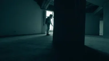 Erkekler salgın sırasında covid-19 yayılmasını önlemek için sprey odası.