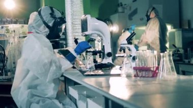 COVID-19 salgını sırasında ekipmanlarla çalışan laboratuvar tesisleri ve uzmanları.