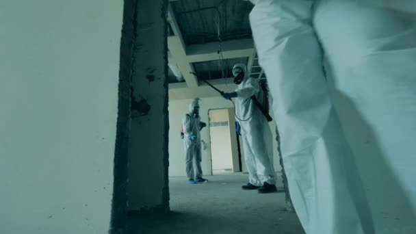 İşçilerin salgın sırasında dezenfeksiyon için bölgeyi sterilize etmesi. — Stok video