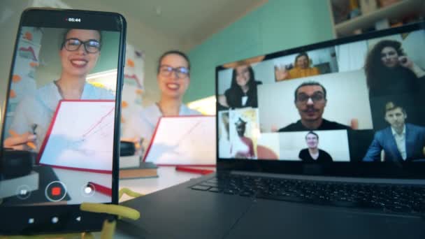 Frau arbeitet mit ihren Kollegen über Laptop, während sie zu Hause bleibt. Zoom, Videocall, Videokonferenz, Online-Meeting, ferngesteuertes Konzept. — Stockvideo