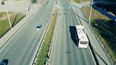 Şehir yolunun düşük trafiği Yukarıdan çekiliyor