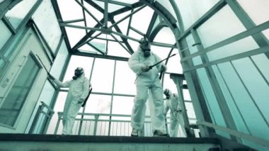 Temizlik işçileri koronavirüsü öldürmek için yaya üst geçidini temizliyorlar..