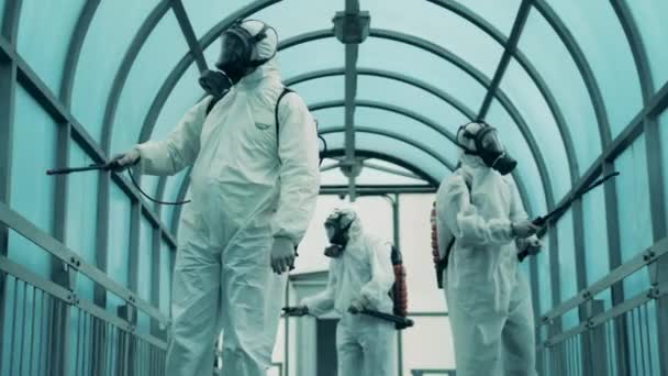 A közegészségügyi dolgozók kitakarítják a járdát világjárvány idején. — Stock videók