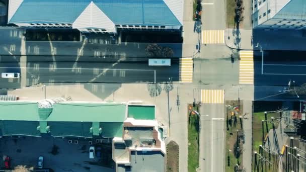 Vue de dessus des routes de la ville pendant la quarantaine — Video