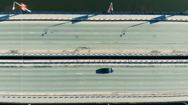 Vista superior de una autopista con una pequeña cantidad de coches — Vídeos de Stock