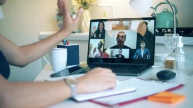 Bir grup iş arkadaşı video konferans uygulaması ve video çağrısı kullanarak konuşuyor. Evde çalış, COVID-19 salgını. Bilgisayarda çevrimiçi konferans yürütülüyor.