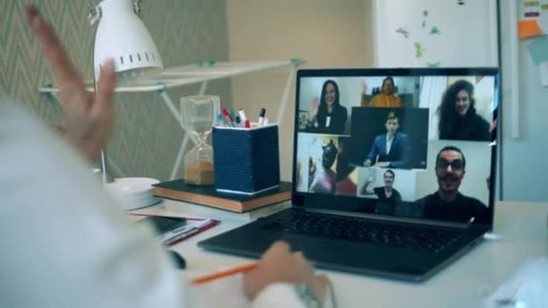 Reunión en línea con muchas personas que se muestran en un ordenador portátil. Grupo de colegas hablando con la aplicación de videoconferencia, videocall. Trabajo desde casa, pandemia de COVID-19 . — Vídeos de Stock