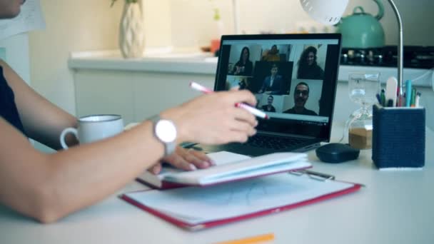 Seorang wanita mengambil bagian dalam konferensi online di rumah. Videocall, pertemuan online jarak jauh selama penguncian covid-19. — Stok Video
