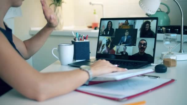 Deelnemers aan een online conferentie begroeten elkaar. Een groep collega 's aan het praten met behulp van video conference app, videocall. Werken vanuit huis, COVID-19 pandemie. — Stockvideo