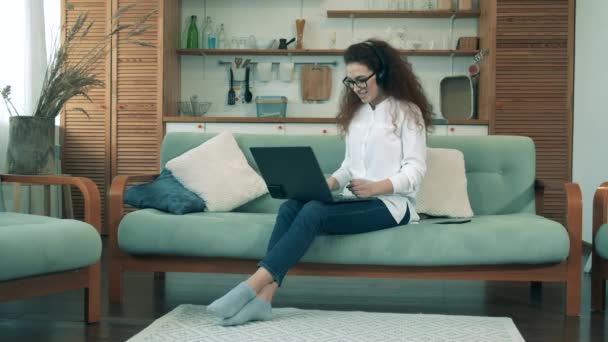 Bizneswoman ma wideo w swoim mieszkaniu — Wideo stockowe