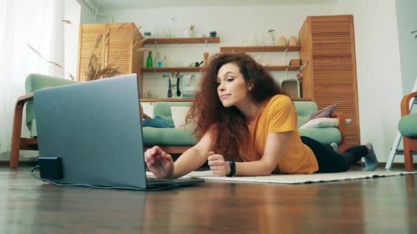 Mulher bonita está fazendo um exercício de prancha durante o auto-isolamento — Vídeo de Stock