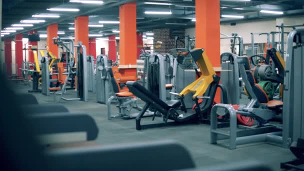 Interior del gimnasio con muchas máquinas de fitness en él — Vídeos de Stock