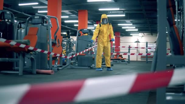 Desinfector reinigt fitnesscentrum met chemicaliën — Stockvideo