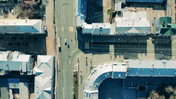 Вид сверху на автомагистрали в городе с небольшим количеством транспорта — стоковое видео
