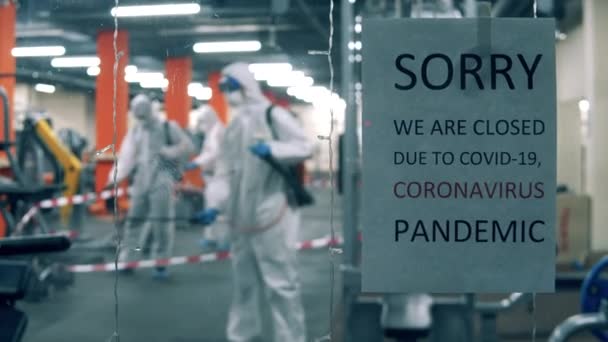 Fertőtlenítők fertőtlenítik a zárt termet a járvány idején. — Stock videók