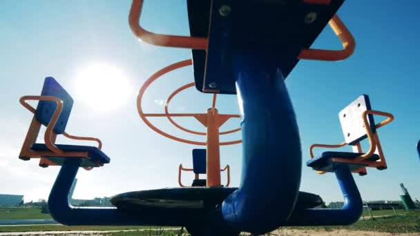 Merry-go-round dei bambini senza nessuno su di esso durante la pandemia coronavirica . — Video Stock