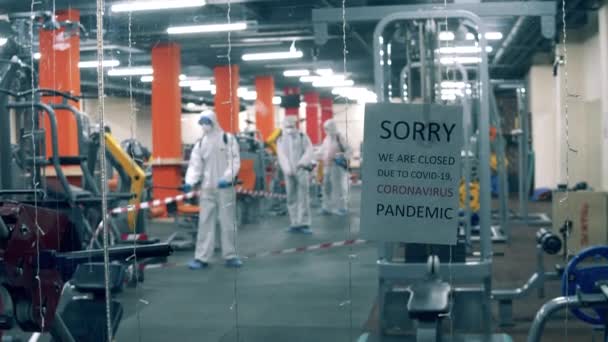 La palestra chiusa si sta disinfettando durante la pandemia — Video Stock