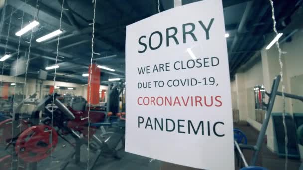 Centro de fitness vacío cerrado debido a pandemia de covid-19 — Vídeos de Stock