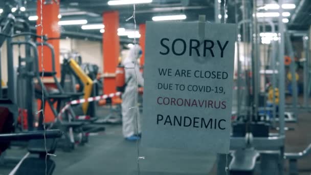 Gesloten fitnesscentrum wordt gereinigd tijdens quarantaine — Stockvideo