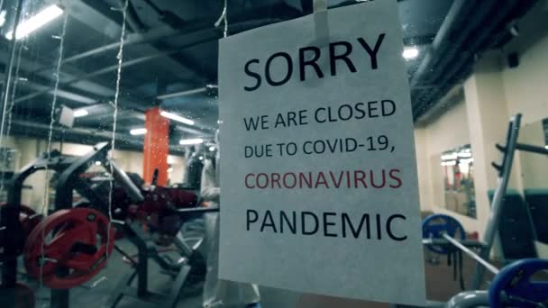 Stängt gym blir sanerat under karantänen av experterna — Stockvideo