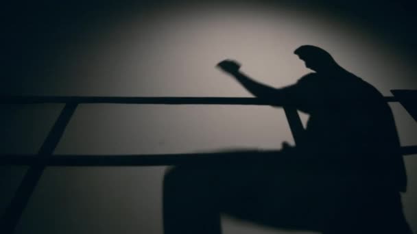 Sylwetka mężczyzny podczas treningu bokserskiego na ringu — Wideo stockowe