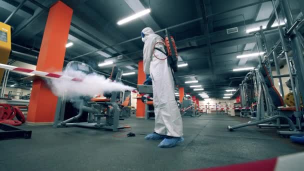 Санітарний інспектор виснажує фітнес-машини в спортзалі — стокове відео