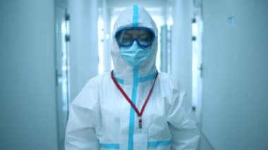 Tehlikeli madde birimindeki bir doktor koridorda durup kameraya bakıyor..