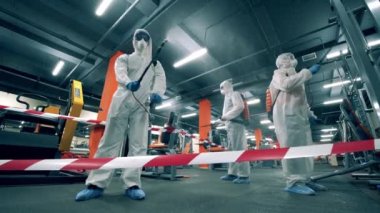Dezenfektanlar spor salonundaki kimyasalları püskürtüyor.
