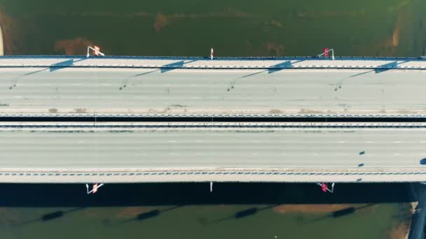 Carretera con poco tráfico en una vista desde arriba — Vídeos de Stock