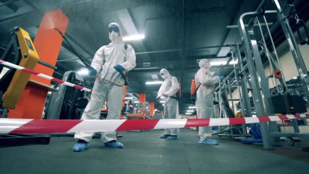 El gimnasio se está desinfectando por los inspectores de saneamiento — Vídeo de stock