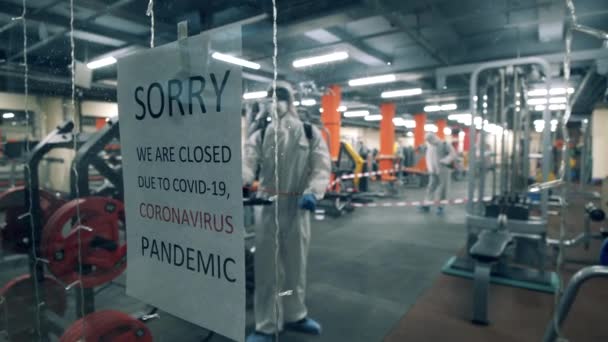 Fitnesscentrum wordt chemisch gedesinfecteerd tijdens afsluiting — Stockvideo