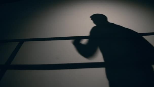 Silueta de un hombre en proceso de entrenamiento de boxeo — Vídeo de stock